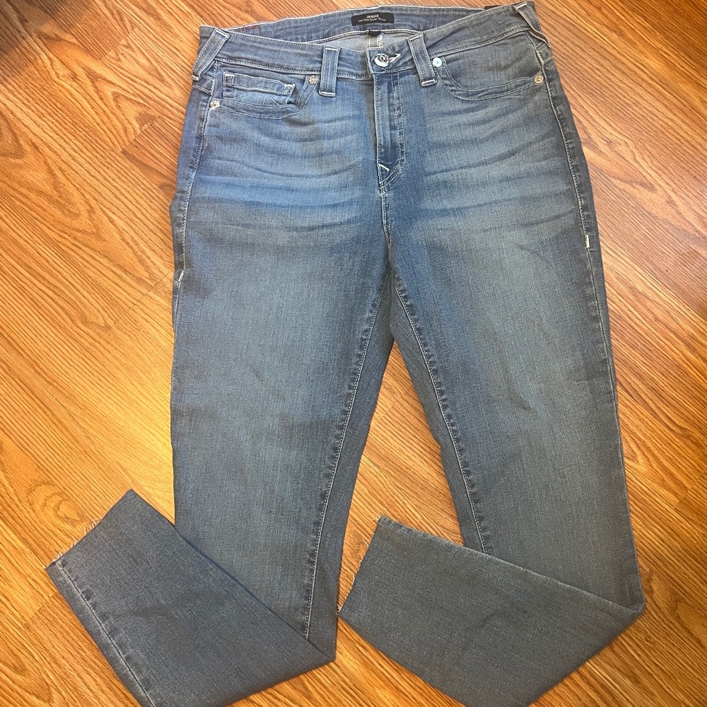True Religion (New) Jennie Mid Rise Super Skinny with frayed hem Size 32